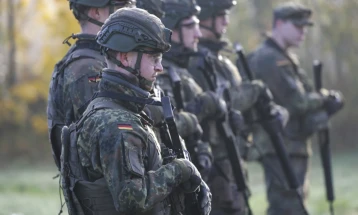 Младите мажи во Германија ќе може да патуваат во странство без дозвола од Бундесверот