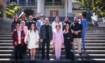 Сиљановска-Давкова на средба со ромски уметници: Потребна е поголема видливост и рамноправност