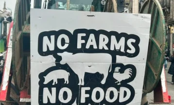 Протести во Ирска: блокирани патишта поради високите цени на горивата