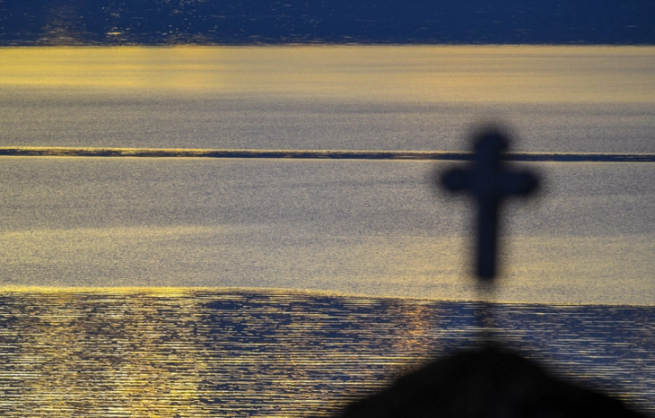 Сончево време со мала до умерена облачност