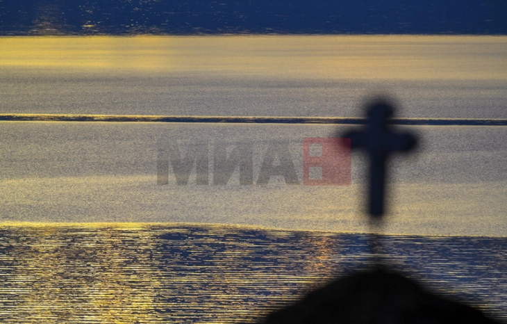 Mot me diell me vranësira të vogla deri në mesatare