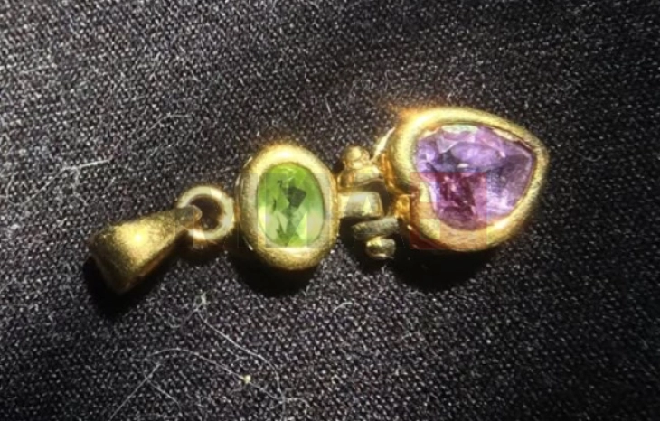 Жена го пронашла изгубениот златен приврзок по 10 години