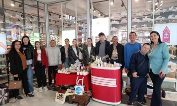 Корисниците на „Порака наша“ преку празничен базар ја покажаа својата креативност