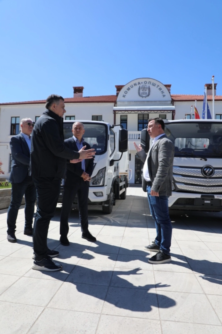 Hoxha: Pajisje të reja për mbeturinat në Strugë dhe investime të shtuara në infrastrukturë