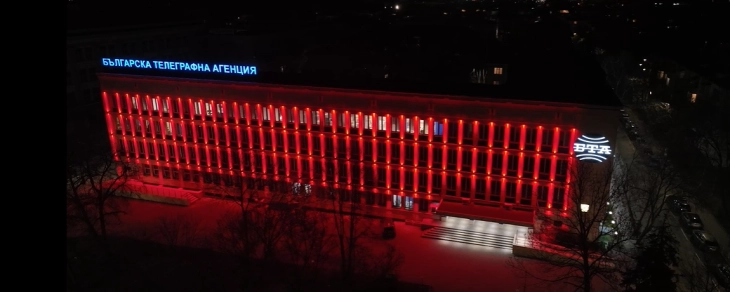 Зградата на БТА осветлена во црвена боја за Велики петок