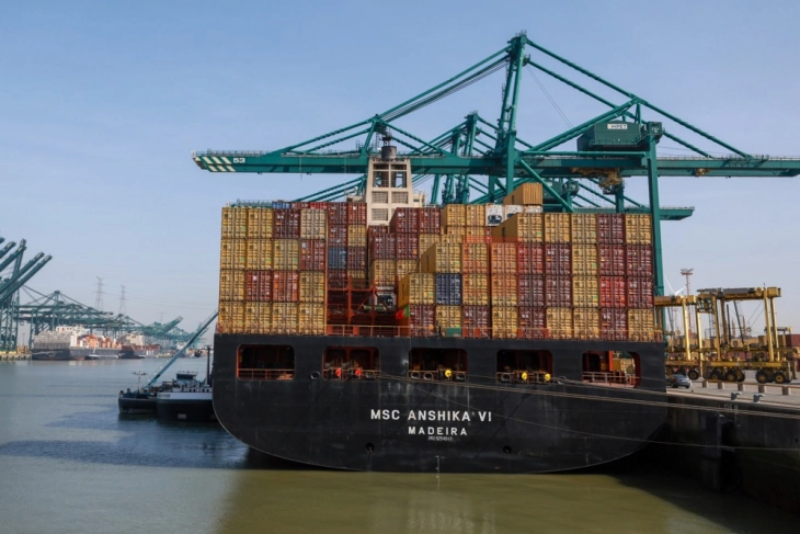 Нафтена дамка го ограничи бродскиот сообраќај во пристаништето Антверпен