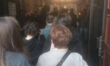 (Фото галерија) Река народ во црквата Св. Јован Крстител во Капиштец, Скопје