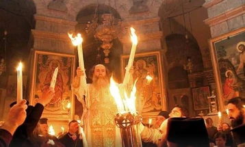 Благодатниот оган и на оваа Велика сабота се појави во Светиот гроб во Ерусалим