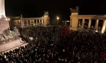 Избори во Унгарија, МИА во Будимпешта: Тиса ги мобилизира младите преку концерт, Орбан утре ќе ги собере своите поддржувачи