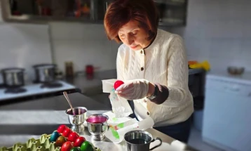 Siljanovska - Davkova: Akti i ngjyrosjes së vezëve nuk është vetëm një zakon, por edhe një moment afërsie familjare dhe përgatitje shpirtërore për festën më të madhe krishtere