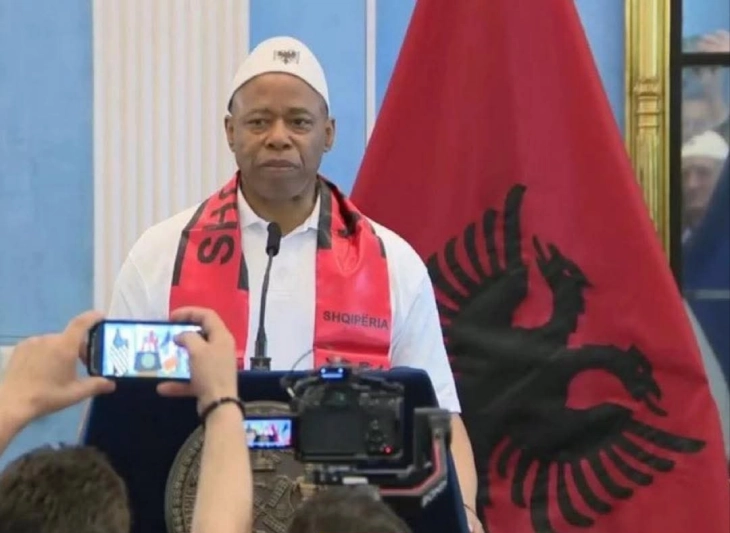 Поранешниот градоначалник на Њујорк, Ерик Адамс доби албански државјанство