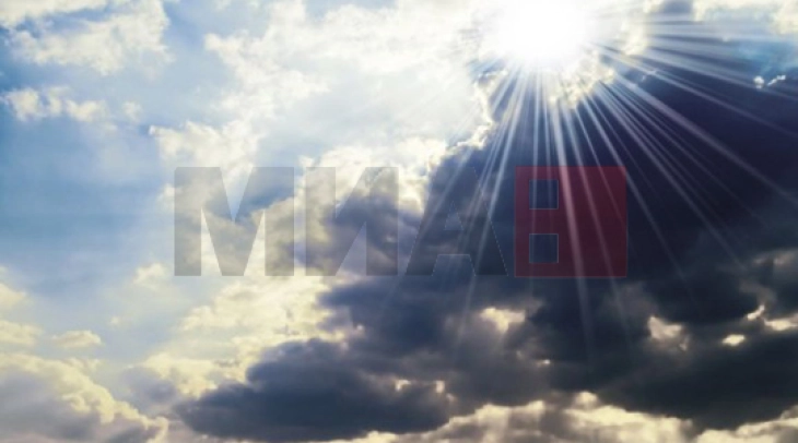 Mot i ndryshueshëm me vranësira me periudha me diell, pasdite dhe gjatë natës reshje lokale shiu dhe erëra të forta