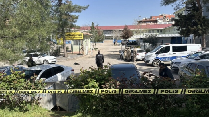 Најмалку 16 лица повредени во пукање во училиште во Турција, напаѓачот се самоубил