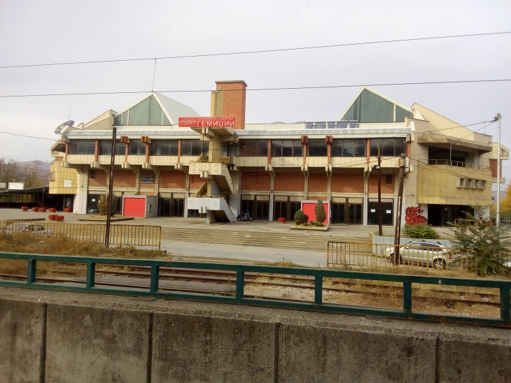 Реконструкција на спортската сала „Гемиџии“ во Велес и нов современ семафор