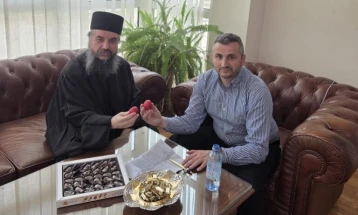 Празнична велигденска средба на градоначалникот Меља и архимандрит Доситеј 