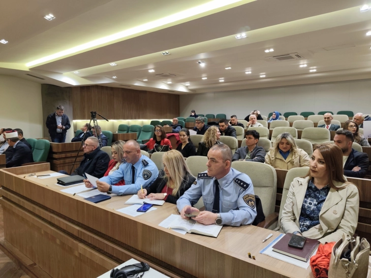 Гостивар: Семејното насилство и  бездомните кучиња, тема на Локалниот совет за превенција