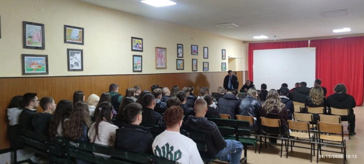 Безбедни матурски прослави и спречување зависности - превентивни активности во Ресен и Тетово