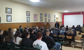 Безбедни матурски прослави и спречување зависности - превентивни активности во Ресен и Тетово