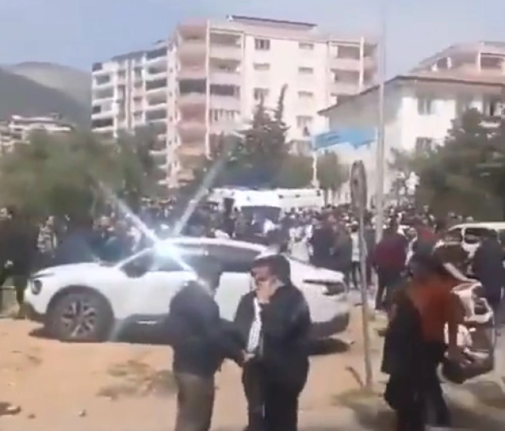 Чифчи: Девет лица, меѓу кои осум деца, се убиени во средното училиште во турската покраина Кахраманмарас