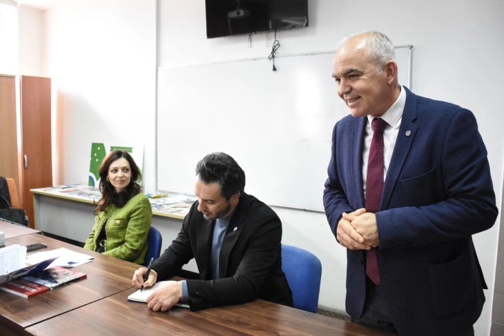 Në UT u prezantuan programet e bursave dhe shkëmbimeve arsimore nga Ambasada e SHBA-së në Shkup