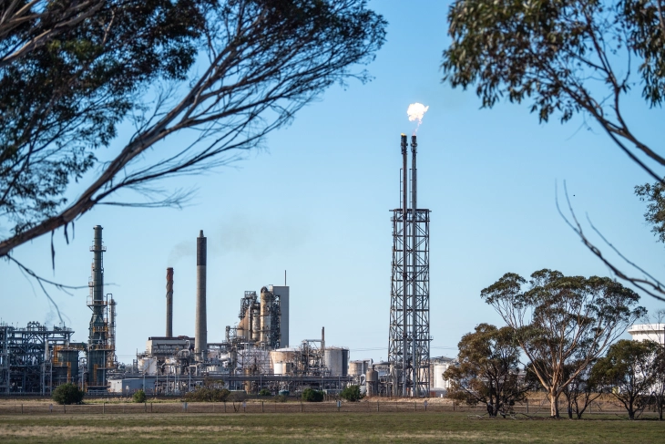 Firefighters battle blaze at Australian oil refinery