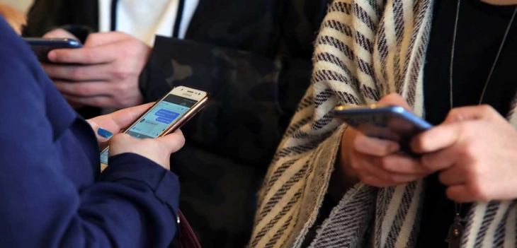 Иран делумно го ослободи пристапот до интернет, дозволени телефонски разговори со странство