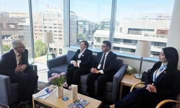 Гувернерот Славески на средби со ММФ: Потребен е внимателен пристап во услови на зголемени светски ризици