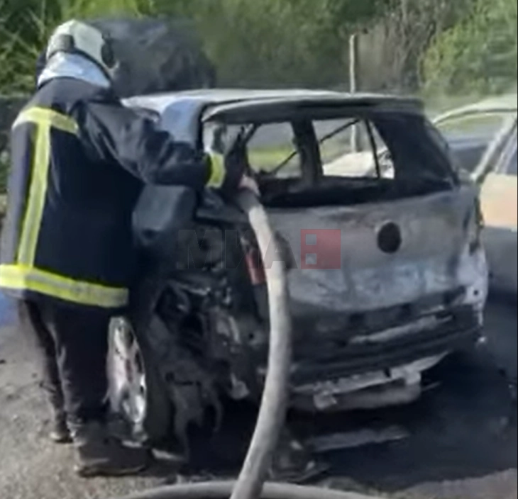 Digjen pesë automjete nën Kalanë e Shkupit pranë Vardarit