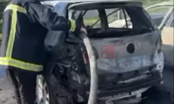 Digjen pesë automjete nën Kalanë e Shkupit pranë Vardarit