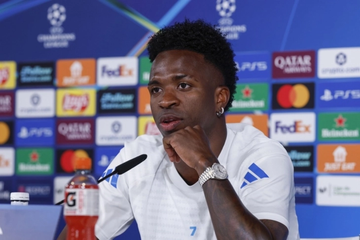 Реал сака да го продолжи договорот со Винисиус