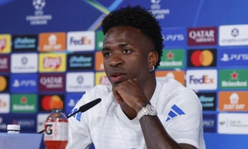 Реал сака да го продолжи договорот со Винисиус