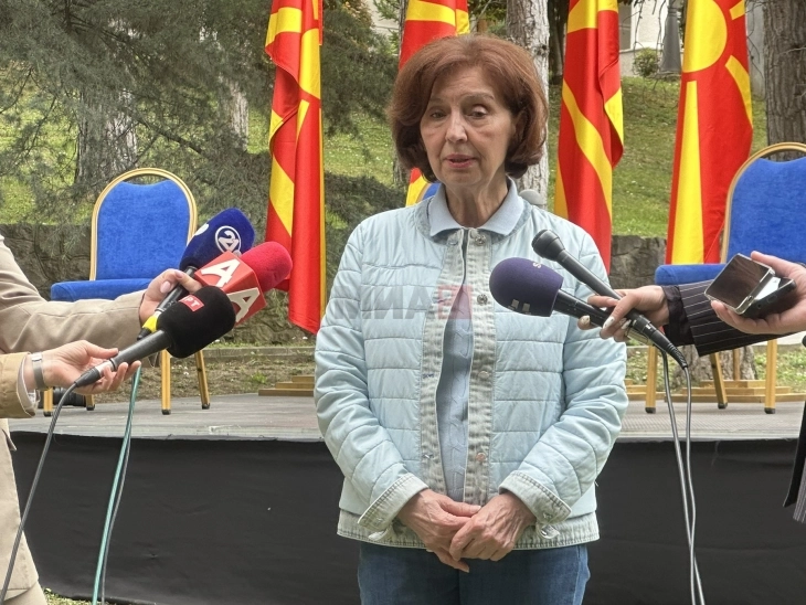 Сиљановска-Давкова: Со Радев ќе трагаме по решение за билатералниот спор (ДПЛ)