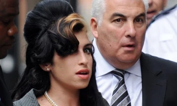 Таткото на Ејми Вајнхаус загуби судски спор за аукција на предмети на неговата ќерка