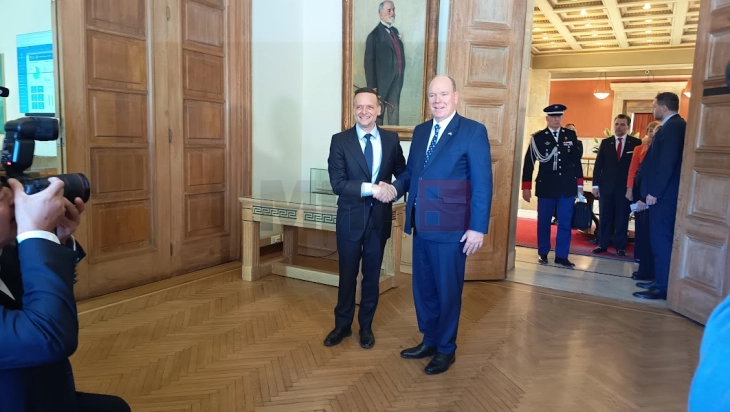 Принцот Алберт Втори од Монако одликуван со Медалот на Општина Атина